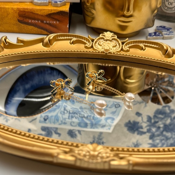 🆕 OSCAR DE LA RENTA 🧿 NWOT Swarovski Blue Crystal Bow Pearl Drop Earrings - Picture 4 of 15